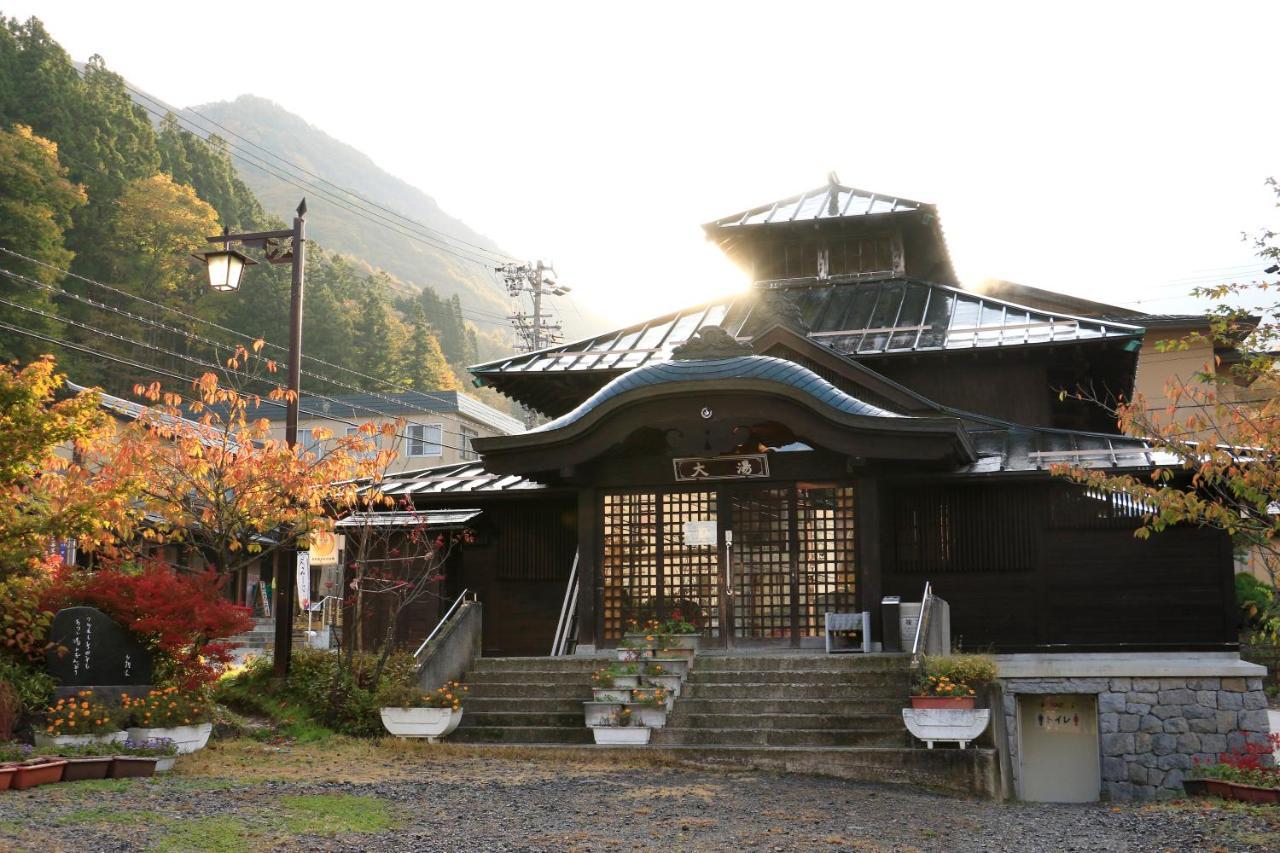 Fujiiso (Adults Only) Hotel Takayama  Bagian luar foto
